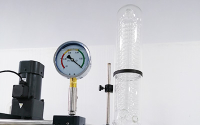 Reattore in vetro rivestito da 100 litri dettaglio - Vacuometro olio, antivibrazione durante l'agitazione; Condensatore di superficie ad alta efficienza.