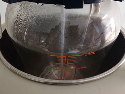 Reattore in vetro a strato singolo da 100 litri dettaglio - Bagno di riscaldamento con serpentina di riscaldamento, l'intervallo di temperatura è la temperatura ambiente fino a 180 ℃. Bollitore a reazione rotondo per 1L-100L, bollitore a cilindro per 100L-200L.