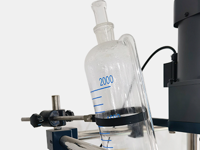 Reattore in vetro a strato singolo da 100 litri dettaglio - Imbuto a pressione costante, può alimentare il liquido nel bollitore di reazione.