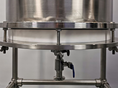 Reattore a fase solida in acciaio inossidabile da 10 litri e 50 litri dettaglio - La piastra di base del filtro in PTFE con connessione flangiata è comoda per l'assemblaggio, la pulizia e la sostituzione.