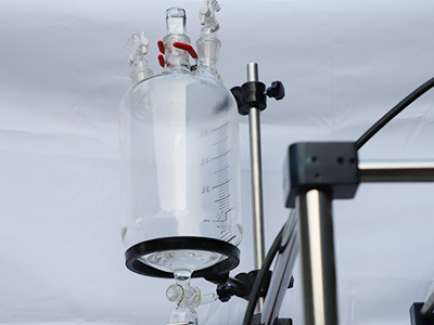 Reattore in vetro monostrato da 200 litri dettaglio - Il serbatoio di alimentazione del volume da 5 litri, con valvola di rilascio dell'aria, può alimentare il liquido in modo continuo.