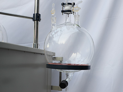 Reattore in vetro monostrato da 200 litri dettaglio - Pallone di raccolta con volume 10L, con valvola di sfiato e valvola di scarico.