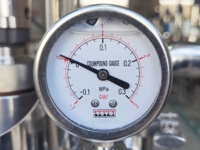Reattore in acciaio inossidabile a doppio strato da 30 litri per distillazione dettaglio - Il puntatore in tempo reale del manometro del vuoto visualizza il vuoto reale.