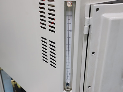 Refrigeratore per scaldabagno da 50 litri per laboratorio dettaglio - Livello del liquido dell'olio, può osservare il livello dell'olio in qualsiasi momento.