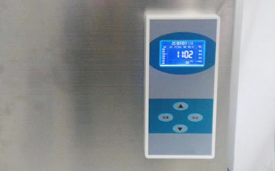 Sterilizzatore a vapore automatico ad apertura rapida dettaglio - Display LCD, mostra chiaramente il processo di sterilizzazione.