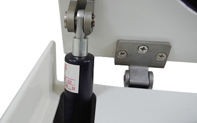 Centrifuga refrigerata ad alta velocità da banco HR-20 dettaglio - La leva idraulica facilita l'apertura e la chiusura del coperchio.