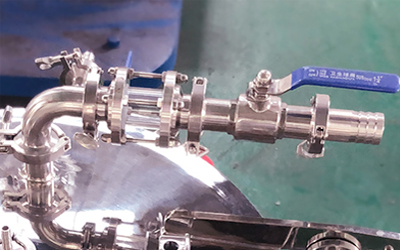 Estrattore centrifugo a etanolo per olio di canapa CBD dettaglio - Porta di alimentazione etanolo con valvola.