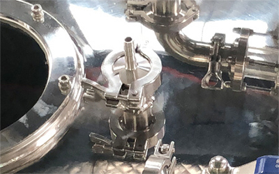 Estrattore centrifugo a etanolo per olio di canapa CBD dettaglio - Porta del vuoto con morsetto rapido, può essere abbinata alla pompa del vuoto per l'alimentazione a pressione negativa.