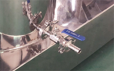 Estrattore centrifugo a etanolo per olio di canapa CBD dettaglio - Tipo incamiciato con porta di alimentazione, può essere collegato a un refrigeratore a ricircolo per il raffreddamento.