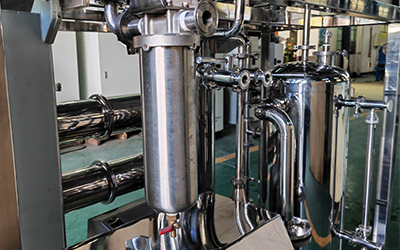 Scala industriale dell'evaporatore a film di caduta a effetto singolo di grande capacità dettaglio - Porta di alimentazione con sistema di filtrazione, che può eseguire la filtrazione primaria durante l'alimentazione del campione.