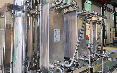 Scala industriale dell'evaporatore a film di caduta a effetto singolo di grande capacità dettaglio - Scambiatore di calore saldato in acciaio inossidabile, migliora l'efficienza di trasferimento del calore, con un'elevata efficienza di condensazione.