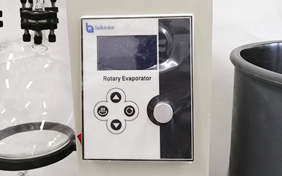 Nuovo evaporatore rotante da 20 litri dettaglio - Controller, display digitale per temperatura e velocità.