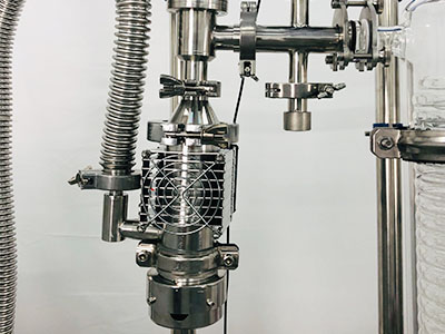 Distillazione molecolare con evaporatore a film pulito a percorso breve serie B dettaglio - La pompa a diffusione migliora il grado di vuoto e la purezza del materiale è maggiore.