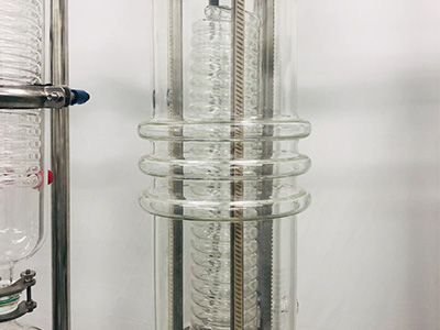Distillazione molecolare con evaporatore a film pulito a percorso breve serie B dettaglio - Il raschiatore è perpendicolare all'evaporatore principale e la sua resistenza all'usura è 6 volte quella del raschiatore in PTFE.