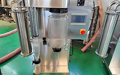 Lab Small Spray Dryer con filtro dettaglio - Il sistema di spruzzatura, asciugatura e ricezione è realizzato in vetro borosilicato, che presenta i vantaggi della visualizzazione del processo di pulizia, della visualizzazione del processo di atomizzazione, della forte resistenza agli acidi e agli alcali, ecc.